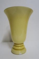 Lampe Art Déco de forme tulipe en verre opalin jaune...