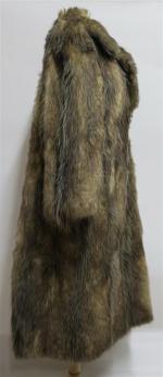 PROTTE à Troyes. Long manteau de fourrure d'opossum deux couleurs...