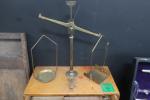 Ensemble de laboratoire comprenant : appareil d'électrothérapie Chardin, balance trébuchet...