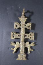 Croix dite de Caravaca double face en bronze fondu composée...