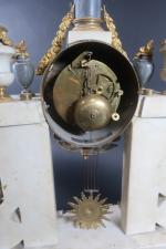 Pendule portique d'époque Louis XVI en marbres blanc, noir et...