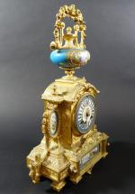 Pendule Napoléon III en régule doré ornée de plaques en...