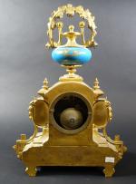 Pendule Napoléon III en régule doré ornée de plaques en...