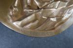 F. BARBEDIENNE : Médaillon ovale à suspendre en bronze à...