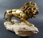 FROGER (XX's) : Lion en bronze à patine mordorée, sur...