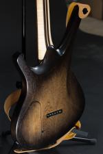 Mathieu Penet, luthier à Romilly-sur-Seine. Guitare électrique modèle SUIJIN numéro...