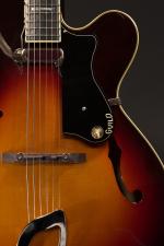 Guild. Guitare Antique Burst modèle A-150 Savoy, Avec boîte et...