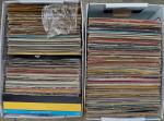 Lot d'environ 200 disques Vinyles 33 Tours divers comprenant :...