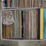 Lot d'environ 200 disques Vinyles 33 Tours divers comprenant :...