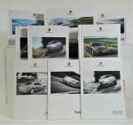 AUTOMOBILIA. Lot de 10 plaquettes publicitaires Porsche illustrées en couleurs...