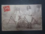 1 carte photo d'ARGENTON : deux filles cyclistes, gros plan.