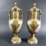 Paire de vases couverts de style Louis XVI de forme...