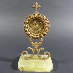Petit reliquaire surmonté d'une croix en bronze doré à décor...