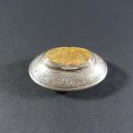 Tabatière ovale en argent à décor gravé de coquilles et...