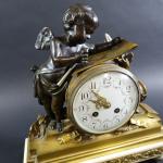 Pendule de style Louis XVI en bronze doré et socle...