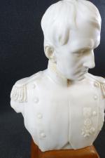 Buste de Napoléon 1er en marbre blanc sculpté. Haut :...
