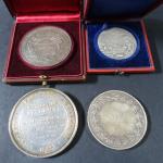 Quatre médailles en argent : Société des Amis de l'Université...