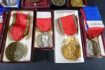 Ensemble de 15 décorations diverses : Médailles du Travail, Mutuelle...