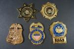 Lot de cinq reproductions d'insignes américains : US Marshall, Detective...